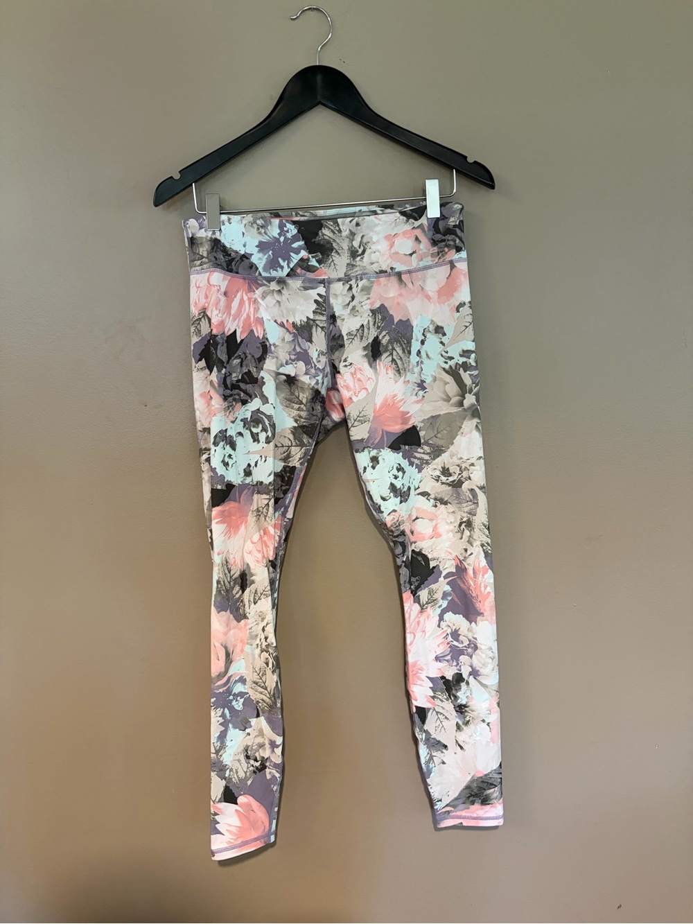 Fabletics Floral Leggings in Impulse Print Pink